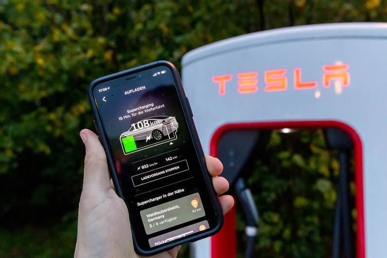 React vs React Native - Tesla App